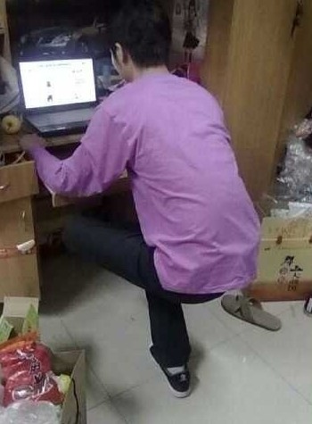 太有想象力了：当大学生没有椅子可坐 组图