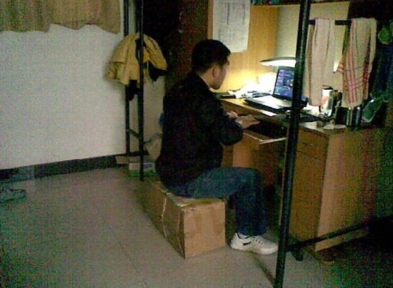 太有想象力了：当大学生没有椅子可坐 组图