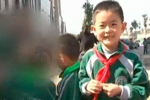 校长就绿领巾事件道歉 称初衷为孩子健康成长