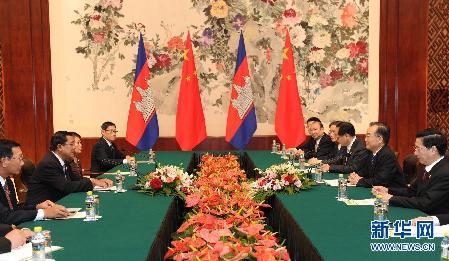 温家宝会见柬埔寨首相洪森