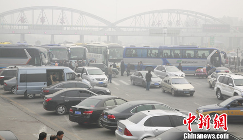 中国多地遭大雾“袭击” 造成高速封闭航班延误
