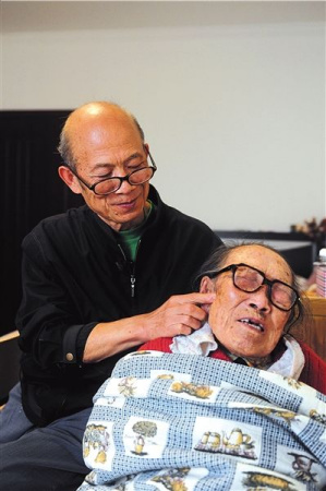 老人赡养小学老师28年亲如母子 为报当年捐助恩