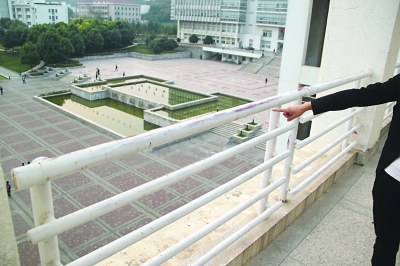 校园生死营救 男生欲从5楼跳下两女生将其拽住