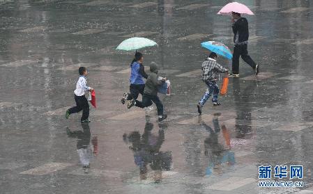 我国中东部地区迎来雨雪降温天气