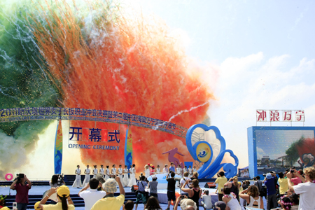 第二届海南国际冲浪节开幕 36名选手逐浪万宁
