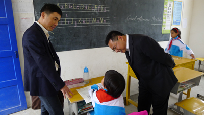省电力公司人员来岳视察援建小学
