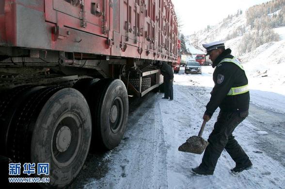 新疆哈密降雪降温省道交通受阻