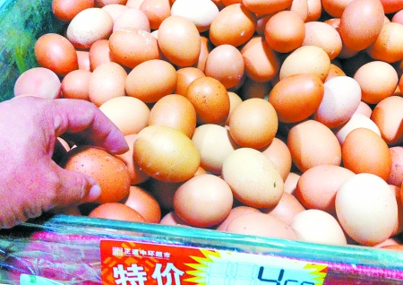 鸡蛋价格退回“4时代”凶涨的菜篮子轻度降价了