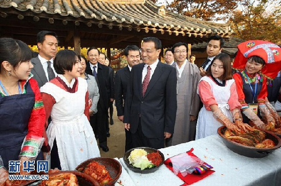 李克强与中韩青年互动