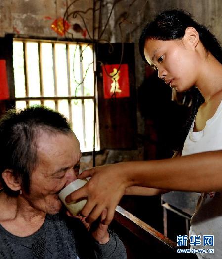 妈妹智障爸偏瘫 90后女孩撑起1个家