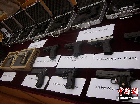 兰州警方缴获大批仿真枪 宛如“世界名枪展”