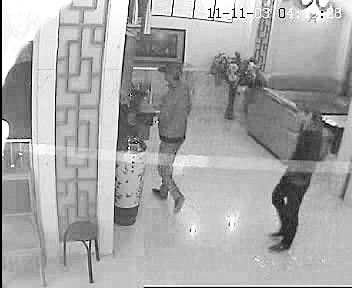 女服务员空手夺刀吓退两劫匪 监控拍下全程(图)