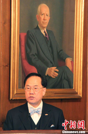 曾荫权启程访美 将出席APEC会议