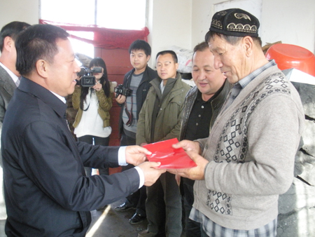 一天赴四县 慰问灾区发扬“特区效率”