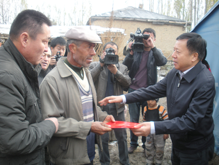 一天赴四县 慰问灾区发扬“特区效率”