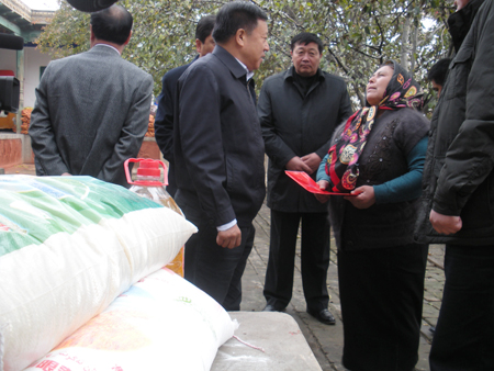 一天赴四县 慰问灾区发扬“特区效率”