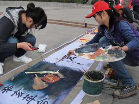 河师大学生现场作画纪念百年辛亥