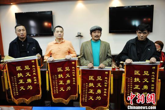 武汉交管局:三名见义勇为的哥全部找到