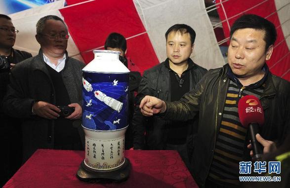 神舟八号飞船返回舱开舱仪式在北京举行