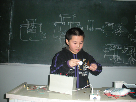 不做知识的奴隶 做知识创新的主人<BR>——小学生给大学生讲物理课