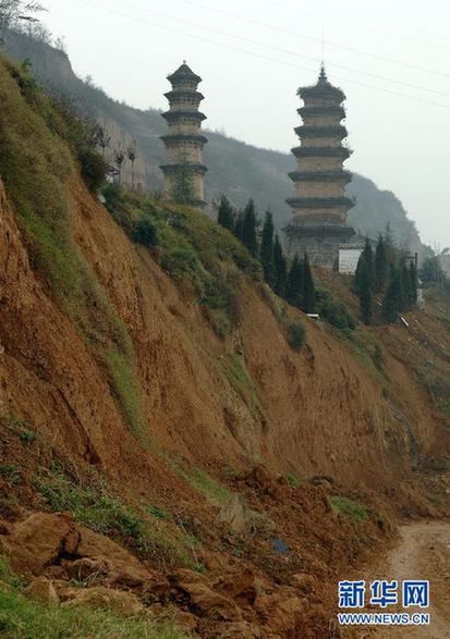 陕西长安华严寺千年古塔面临滑坡威胁