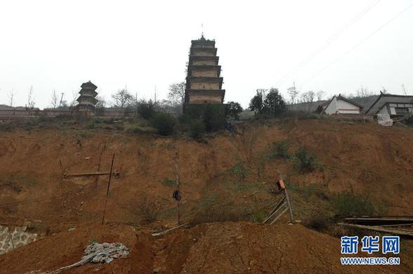 陕西长安华严寺千年古塔面临滑坡威胁