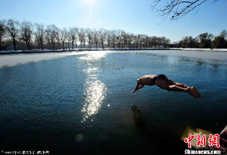 沈阳雪后气温降至-16℃ 市民冬泳赏雪
