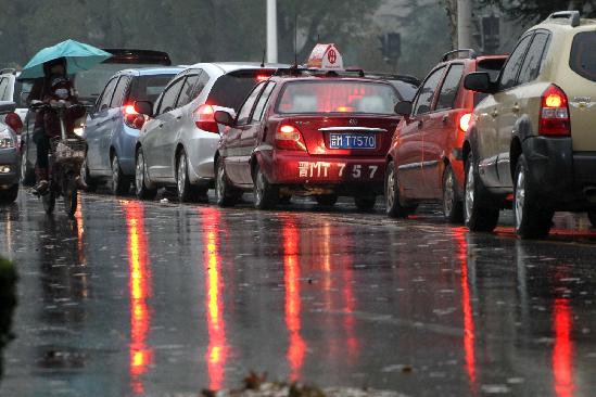 中国局部地区迎来雨雪降温天气