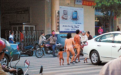 筹不到医疗费 电白一对夫妇携女闹市裸游(图)