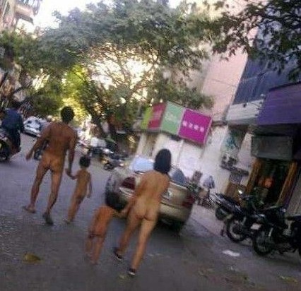 筹不到医疗费 电白一对夫妇携女闹市裸游(图)