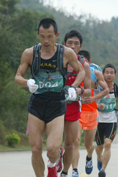 首届五指山热带雨林登山赛昨晚闭幕