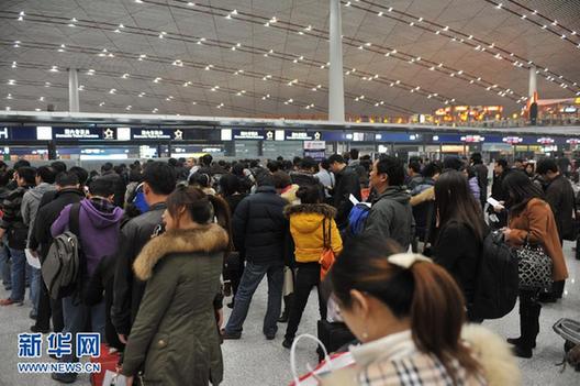 北京遇罕见大雾 首都机场航班大面积延误