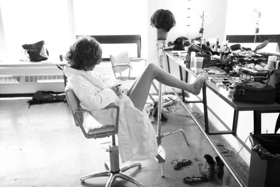 超模艾米丽-迪多纳透性感内衣写真秀美胸