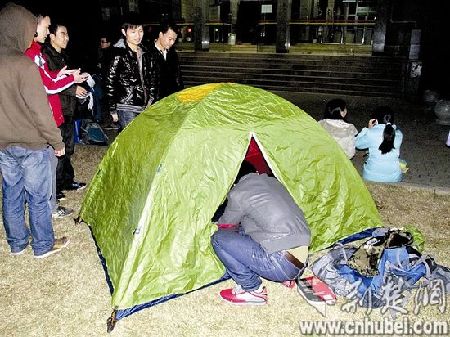 考研学子寒夜扎帐篷排队占座