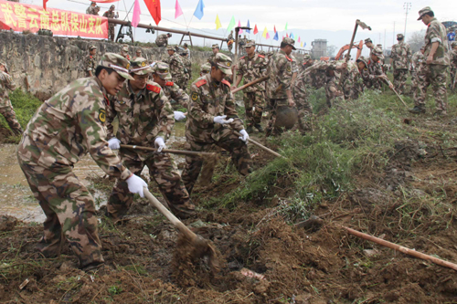 云南保山：百余武警投身驻地冬修水利大会战行动