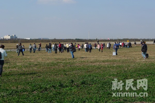 浦东机场国泰航班疑似起火 乘客紧急逃生3人伤