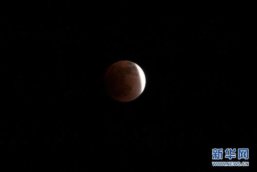 我国上演10年来观测条件最好月全食