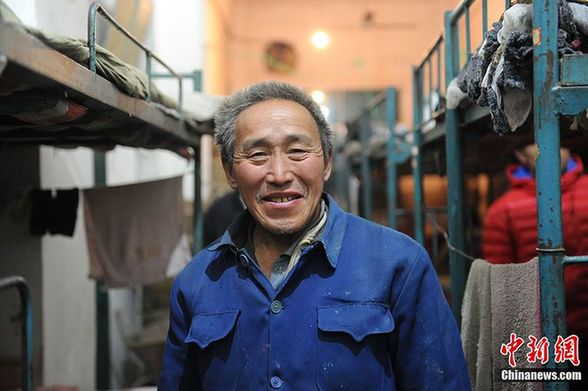 探访两块钱住一晚的大巴山民工公寓