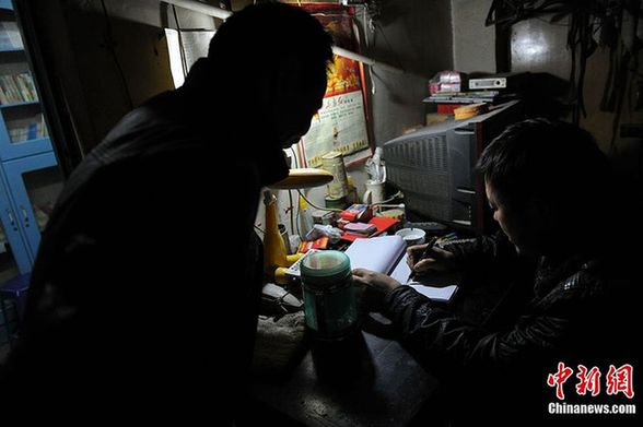 探访两块钱住一晚的大巴山民工公寓