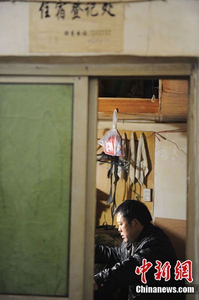 探访两块钱住一晚的大巴山民工公寓