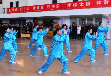 河南潢川： 首届教职工太极拳表演赛圆满成功