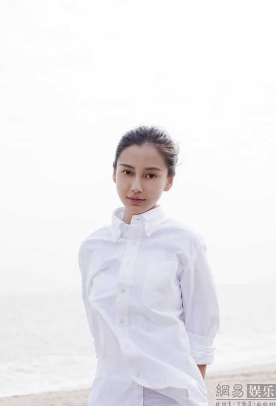 曝Angelababy赵又廷海边自拍照