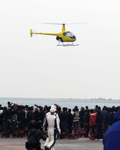 2011环海南岛飞行拉力赛开幕 跳伞七仙女翩翩送祝福