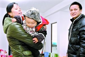 最美妈妈吴菊萍：生活渐归平静 常抱孩子晒太阳