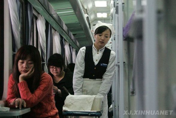 大风致兰新铁路部分路段中断　19趟列车停轮避风