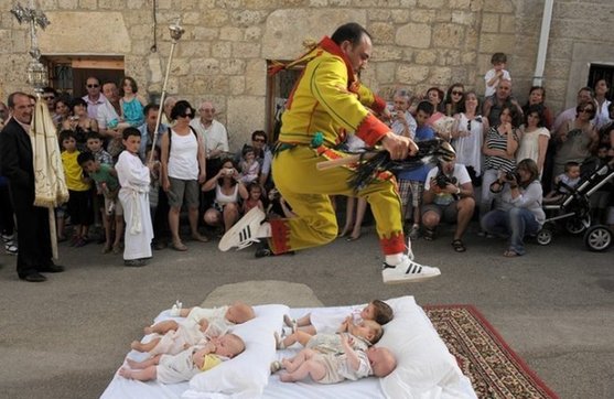 实拍西班牙跨婴驱魔的怪异节日！