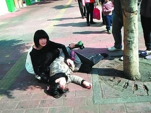 保时捷少女救助晕倒妇人 网友叹道德回归