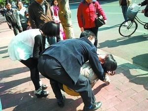 保时捷少女救助晕倒妇人 网友叹道德回归