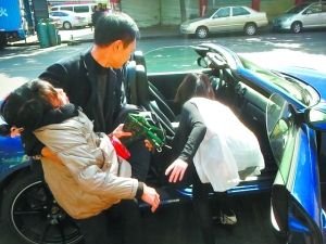 保时捷少女救助晕倒妇人 网友叹道德回归