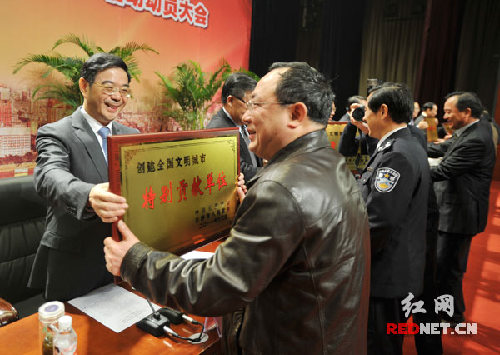 长沙总结“创文”经验 将推动学雷锋活动常态化